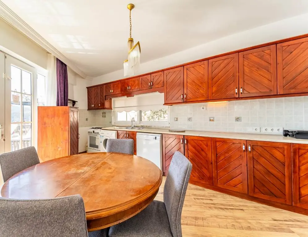 Fitted kitchen